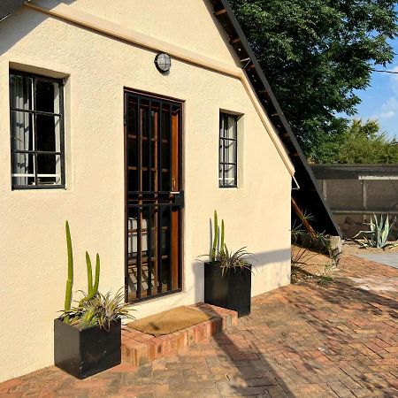 Cosy City Cottage Gaborone Bagian luar foto